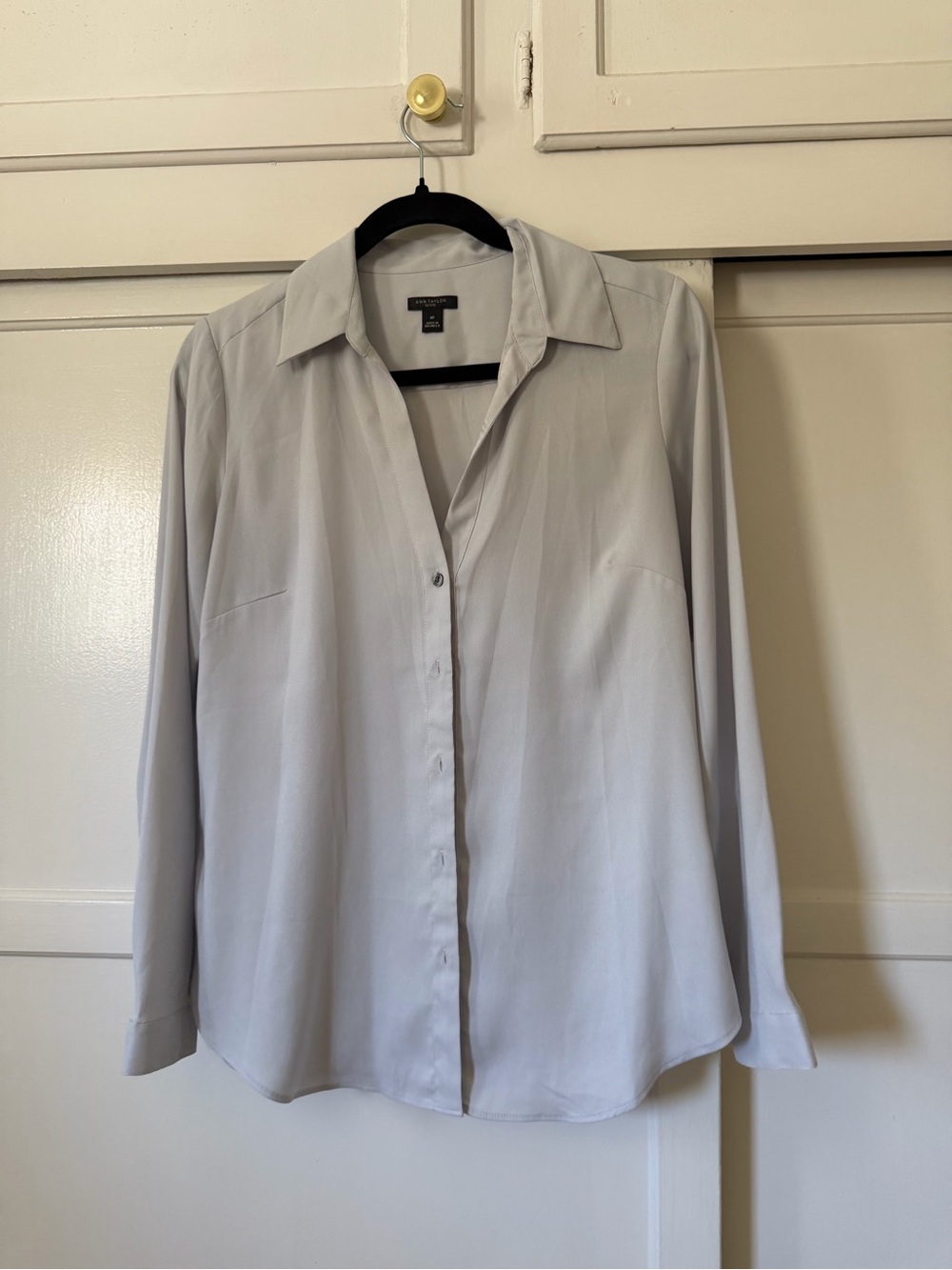 Ann Taylor Light Gray Long-Sleeve Button-Up Shirt